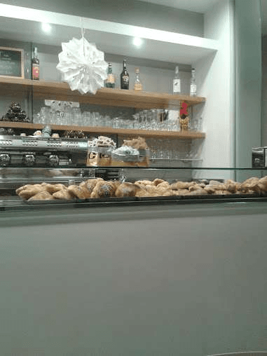 Angolo interno della pasticceria con illuminazione soffusa e vetrina dei prodotti